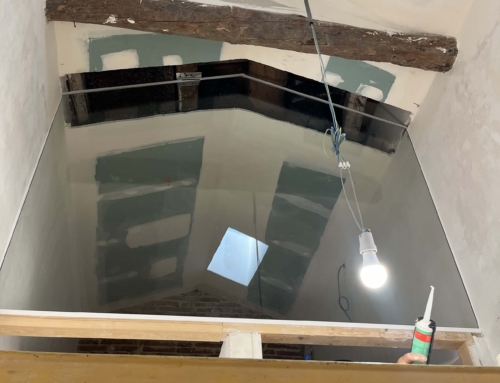 Instal·lació d’un vidre dins un encaix damunt d’un envà